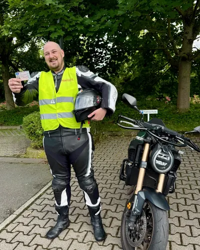 Fahrschülerin bzw. Fahrschüler der Fahrschule FAHRPLAN Frankfurt mit dem bestandenen Motorradführerschein