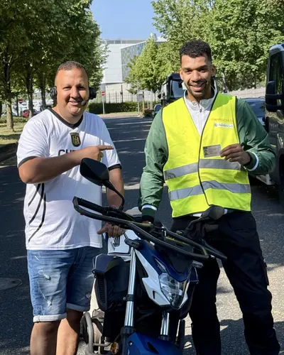 Learner driver of the FAHRPLAN Frankfurt driving school with their passed motorcycle licence