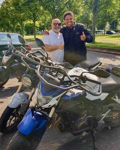 Learner driver of the FAHRPLAN Frankfurt driving school with their passed motorcycle licence