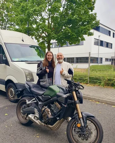 Learner driver of the FAHRPLAN Frankfurt driving school with their passed motorcycle licence