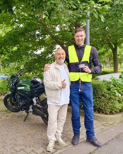 Fahrschülerin bzw. Fahrschüler der Fahrschule FAHRPLAN Frankfurt mit dem bestandenen Motorradführerschein