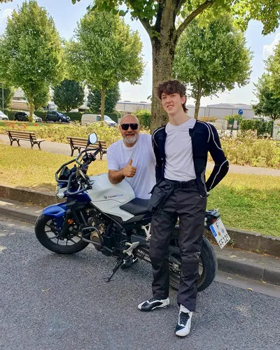 Fahrschülerin bzw. Fahrschüler der Fahrschule FAHRPLAN Frankfurt mit dem bestandenen Motorradführerschein