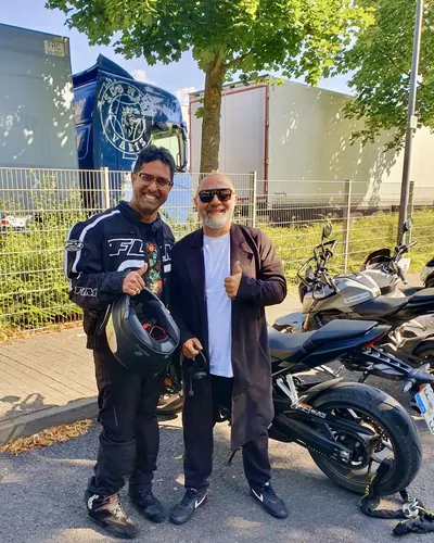 Fahrschülerin bzw. Fahrschüler der Fahrschule FAHRPLAN Frankfurt mit dem bestandenen Motorradführerschein