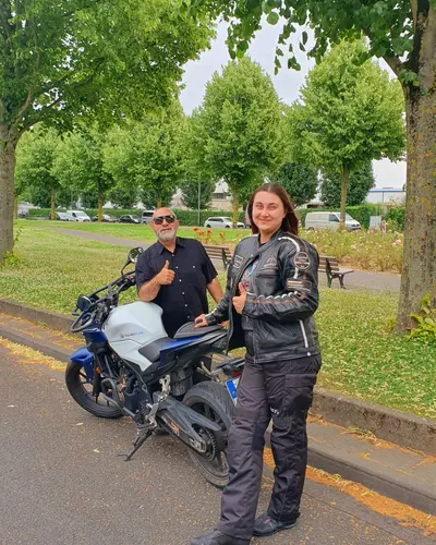 Learner driver of the FAHRPLAN Frankfurt driving school with their passed motorcycle licence