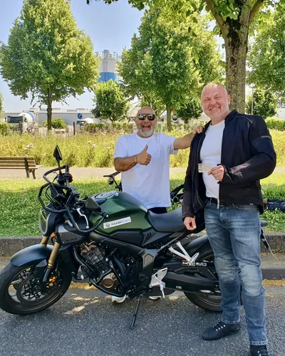 Learner driver of the FAHRPLAN Frankfurt driving school with their passed motorcycle licence