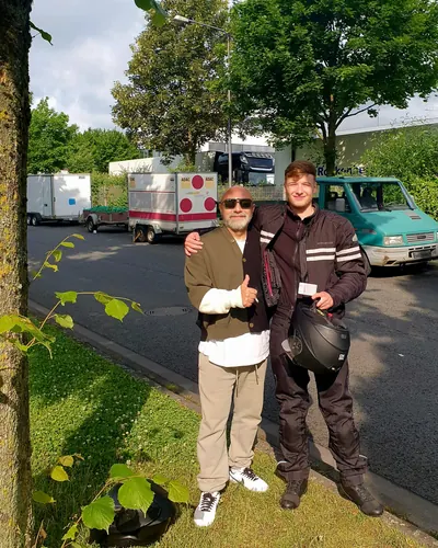 Learner driver of the FAHRPLAN Frankfurt driving school with their passed motorcycle licence