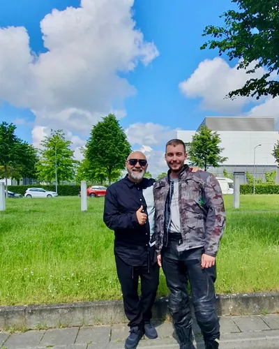 Learner driver of the FAHRPLAN Frankfurt driving school with their passed motorcycle licence
