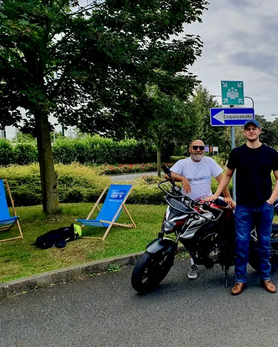 Learner driver of the FAHRPLAN Frankfurt driving school with their passed motorcycle licence