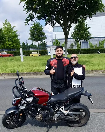 Learner driver of the FAHRPLAN Frankfurt driving school with their passed motorcycle licence