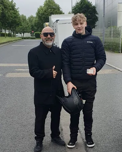 Learner driver of the FAHRPLAN Frankfurt driving school with their passed motorcycle licence