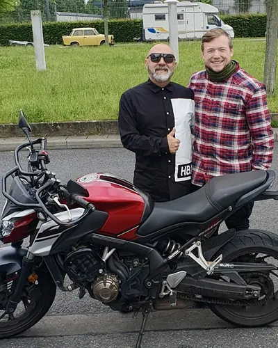Fahrschülerin bzw. Fahrschüler der Fahrschule FAHRPLAN Frankfurt mit dem bestandenen Motorradführerschein