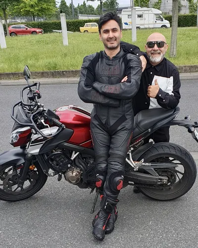 Learner driver of the FAHRPLAN Frankfurt driving school with their passed motorcycle licence