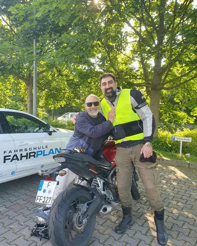 Learner driver of the FAHRPLAN Frankfurt driving school with their passed motorcycle licence