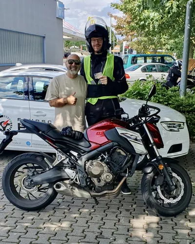 Learner driver of the FAHRPLAN Frankfurt driving school with their passed motorcycle licence