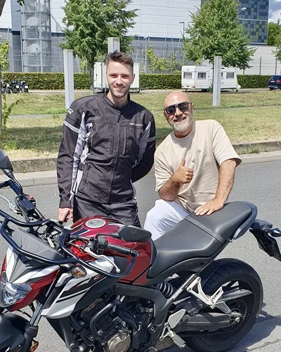 Learner driver of the FAHRPLAN Frankfurt driving school with their passed motorcycle licence