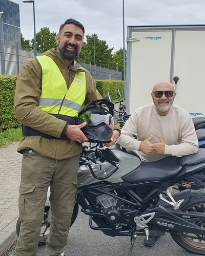 Fahrschülerin bzw. Fahrschüler der Fahrschule FAHRPLAN Frankfurt mit dem bestandenen Motorradführerschein