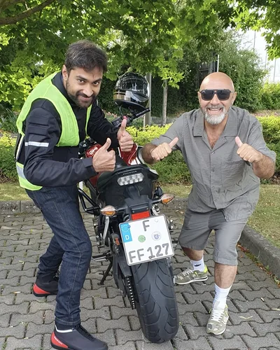 Learner driver of the FAHRPLAN Frankfurt driving school with their passed motorcycle licence