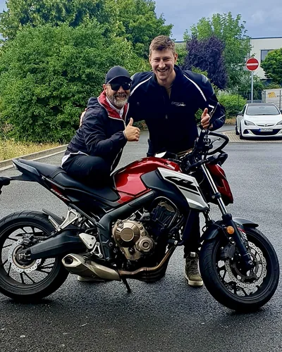Learner driver of the FAHRPLAN Frankfurt driving school with their passed motorcycle licence
