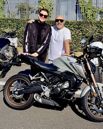 Learner driver of the FAHRPLAN Frankfurt driving school with their passed motorcycle licence