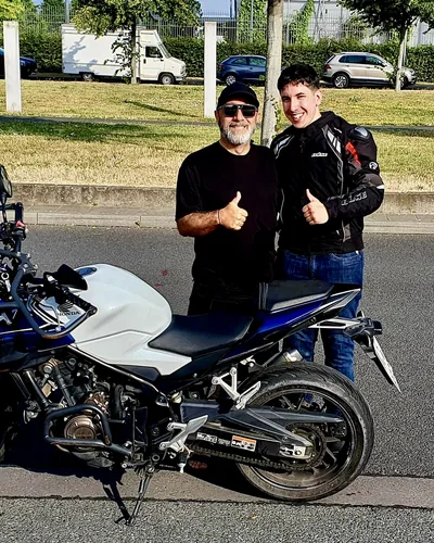 Learner driver of the FAHRPLAN Frankfurt driving school with their passed motorcycle licence