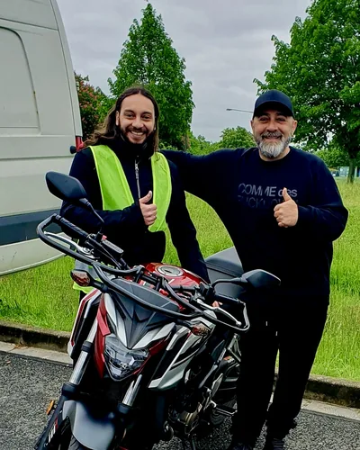 Learner driver of the FAHRPLAN Frankfurt driving school with their passed motorcycle licence