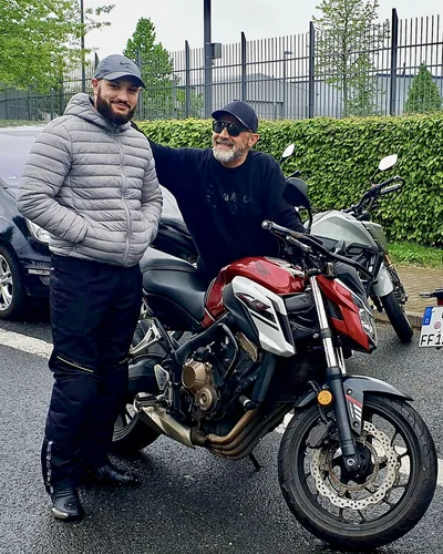 Fahrschülerin bzw. Fahrschüler der Fahrschule FAHRPLAN Frankfurt mit dem bestandenen Motorradführerschein