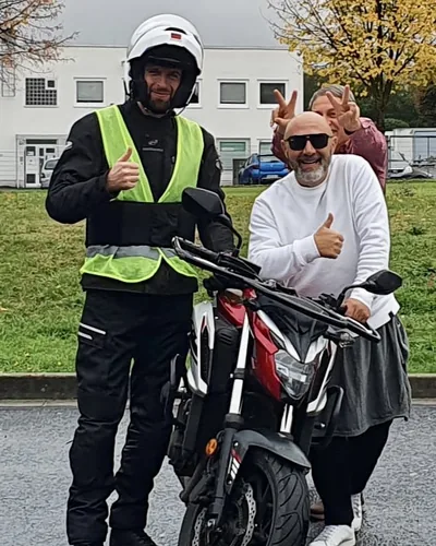 Learner driver of the FAHRPLAN Frankfurt driving school with their passed motorcycle licence