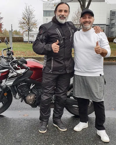 Learner driver of the FAHRPLAN Frankfurt driving school with their passed motorcycle licence