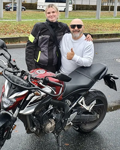 Fahrschülerin bzw. Fahrschüler der Fahrschule FAHRPLAN Frankfurt mit dem bestandenen Motorradführerschein