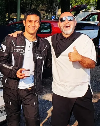 Learner driver of the FAHRPLAN Frankfurt driving school with their passed motorcycle licence