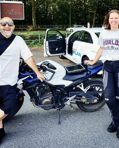 Learner driver of the FAHRPLAN Frankfurt driving school with their passed motorcycle licence