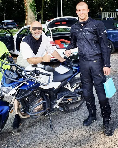 Learner driver of the FAHRPLAN Frankfurt driving school with their passed motorcycle licence