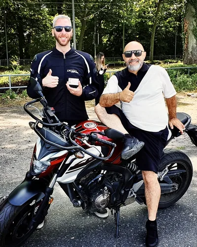 Learner driver of the FAHRPLAN Frankfurt driving school with their passed motorcycle licence