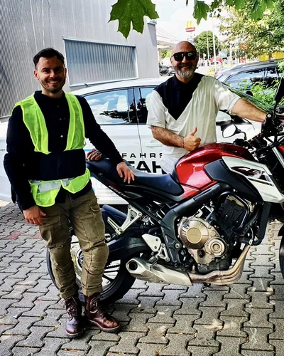 Fahrschülerin bzw. Fahrschüler der Fahrschule FAHRPLAN Frankfurt mit dem bestandenen Motorradführerschein