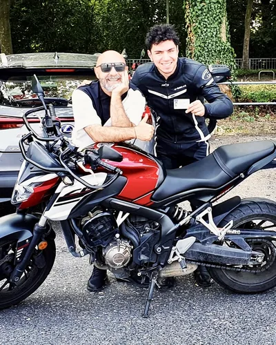 Learner driver of the FAHRPLAN Frankfurt driving school with their passed motorcycle licence