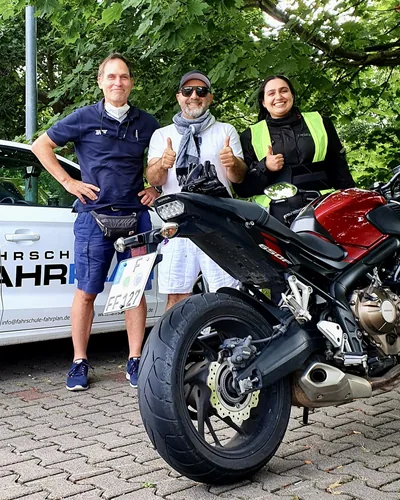 Learner driver of the FAHRPLAN Frankfurt driving school with their passed motorcycle licence