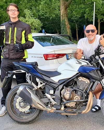 Learner driver of the FAHRPLAN Frankfurt driving school with their passed motorcycle licence